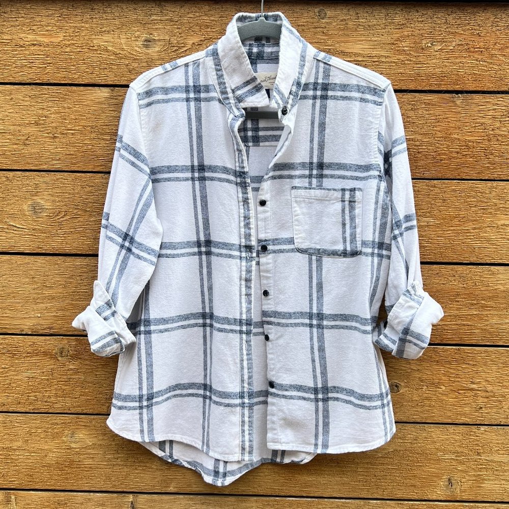 Univeral Threads Blue & White Flannel - Size Medium